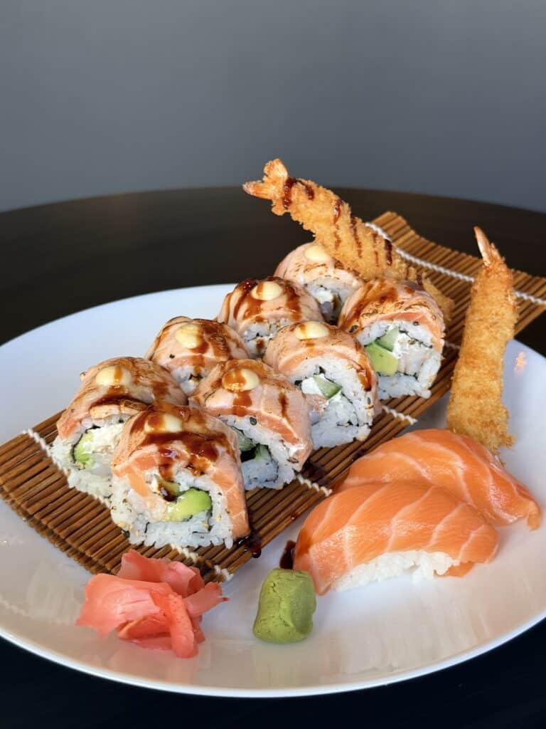 8 californias (saumon grillé, riz, crevette, avocat, cream cheese, algue nori) 2 sushis saumon , 2 tempuras crevettes